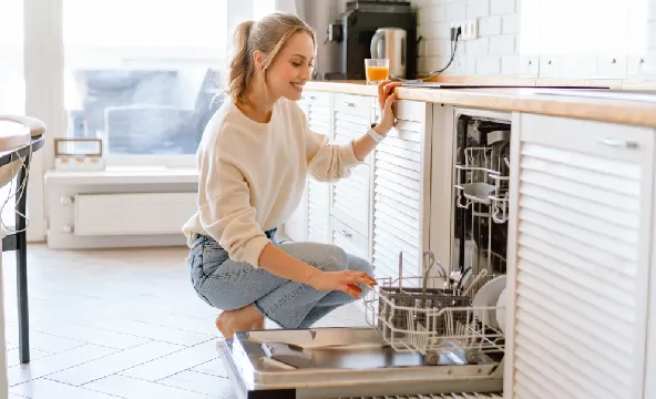 <img width="200" alt="Reasons woman loading dishwasher" src="/wp-content/themes/culligan-emea/img/four-reasons-module//reasons-woman-loading-dishwasher.webp" /> Reasons woman loading dishwasher