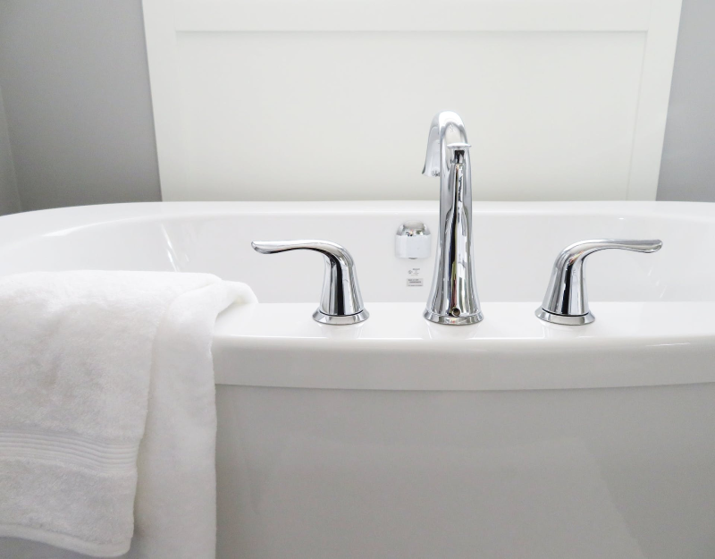 a bath tub with silver taps