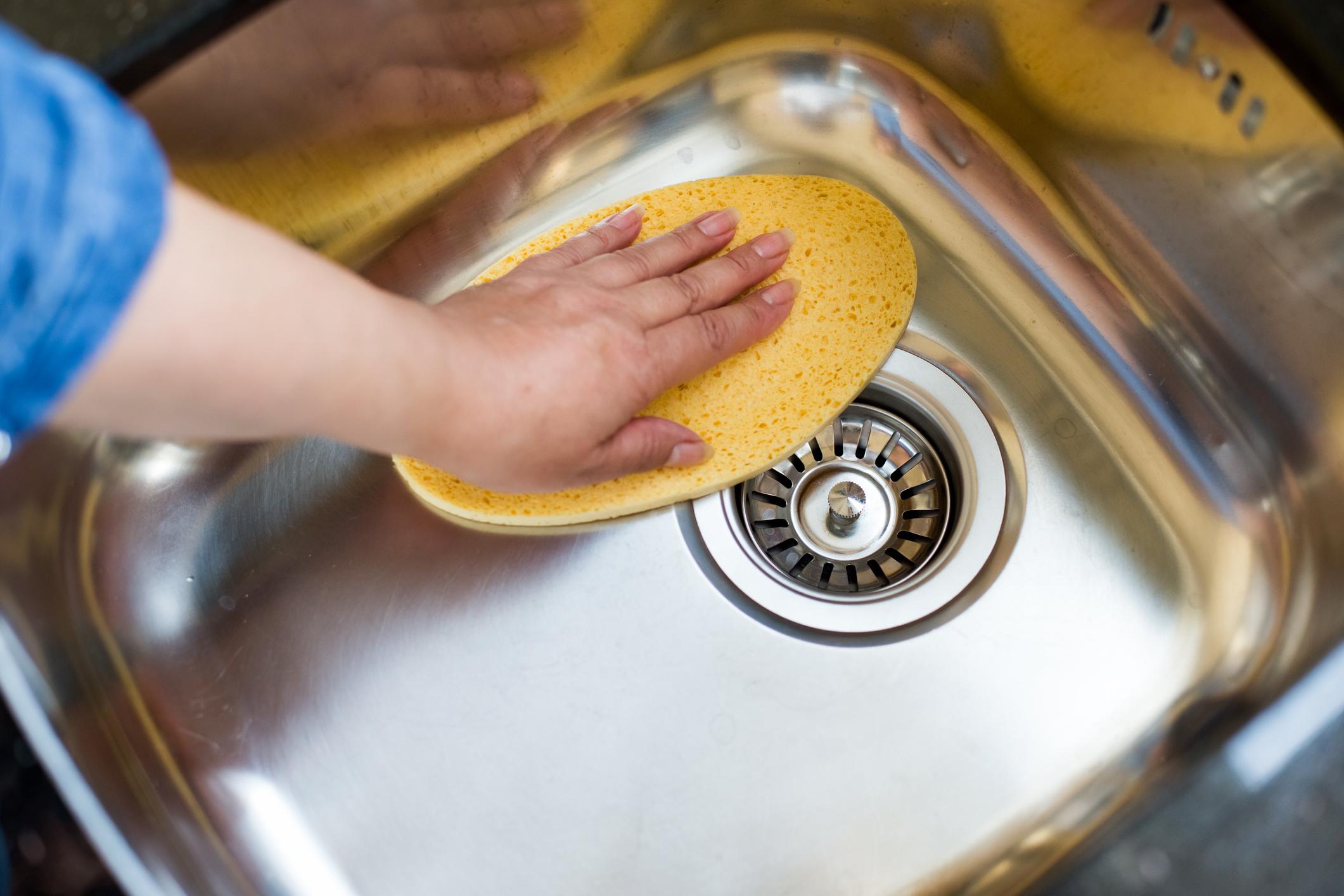 Cleaning-a-stainless-sink