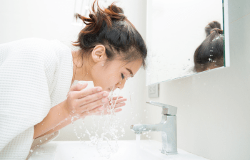 Lady-washing-her-face