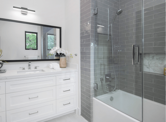 Sparkling-bathroom-in-grey